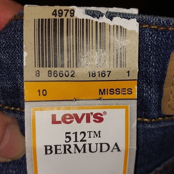 Levis Strauss Bermuda Misses Perfectly Slimming Shorts Size 10 NWT - Picture 4 of 10